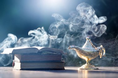 Müslümanlar için Ramazan Kareem tebrik kartı. İçinde Aladdin 'in dilek ve Kuran lambasının bulunduğu kutsal ay.