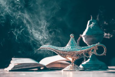 Müslümanlar için Ramazan Kareem tebrik kartı. İçinde Aladdin 'in dilek ve Kuran lambasının bulunduğu kutsal ay.