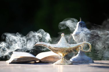 Müslümanlar için Ramazan Kareem tebrik kartı. İçinde Aladdin 'in dilek ve Kuran lambasının bulunduğu kutsal ay.