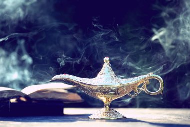 Müslümanlar için Ramazan Kareem tebrik kartı. İçinde Aladdin 'in dilek ve Kuran lambasının bulunduğu kutsal ay.