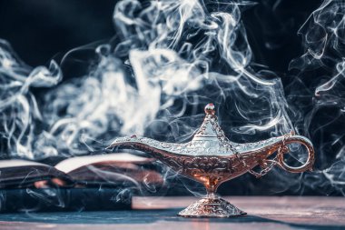 Müslümanlar için Ramazan Kareem tebrik kartı. İçinde Aladdin 'in dilek ve Kuran lambasının bulunduğu kutsal ay.