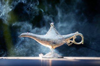 Aladdin 'in hikayesinden çıkan sihirli lamba duman içinde. Dilek, şans ve sihir kavramı