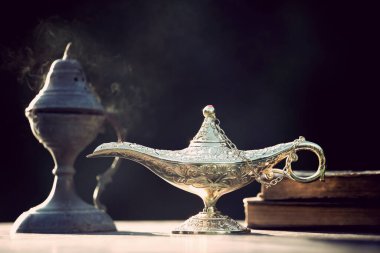 Müslümanlar için Ramazan Kareem tebrik kartı. İçinde Aladdin 'in dilek ve Kuran lambasının bulunduğu kutsal ay.