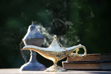 Müslümanlar için Ramazan Kareem tebrik kartı. İçinde Aladdin 'in dilek ve Kuran lambasının bulunduğu kutsal ay.