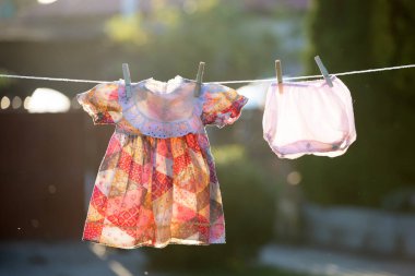 clothesline üzerinde asılı bebek giysileri.