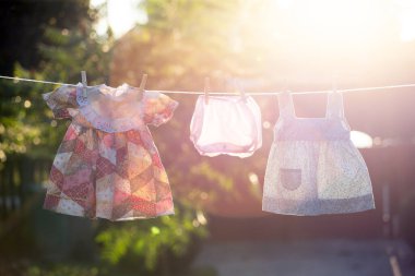 clothesline üzerinde asılı bebek giysileri.