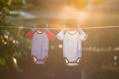 clothesline üzerinde asılı bebek giysileri.