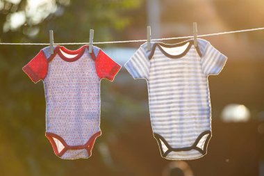 clothesline üzerinde asılı bebek giysileri.