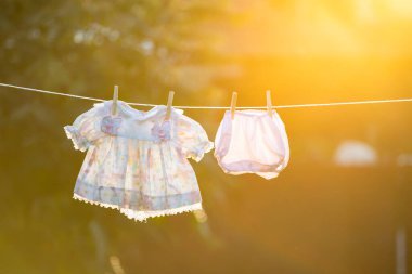 clothesline üzerinde asılı bebek giysileri.