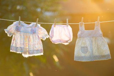 clothesline üzerinde asılı bebek giysileri.