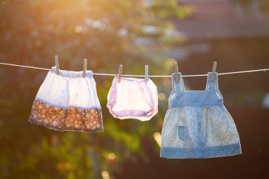 clothesline üzerinde asılı bebek giysileri.