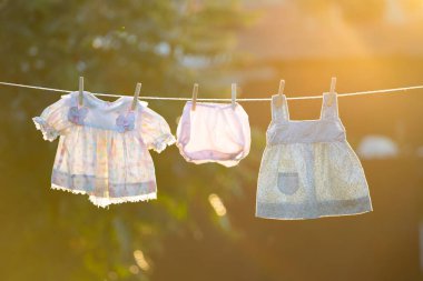 clothesline üzerinde asılı bebek giysileri.