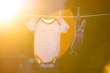 clothesline üzerinde asılı bebek giysileri.