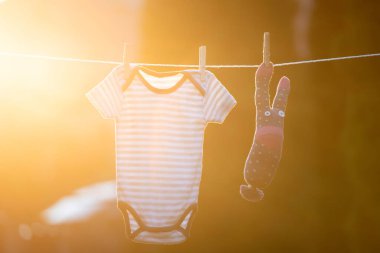 clothesline üzerinde asılı bebek giysileri.