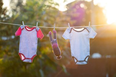 clothesline üzerinde asılı bebek giysileri.