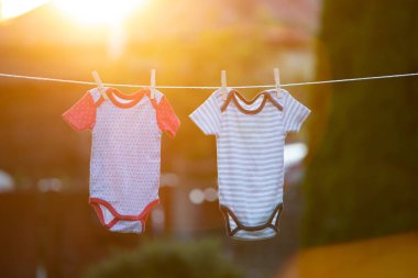 clothesline üzerinde asılı bebek giysileri.