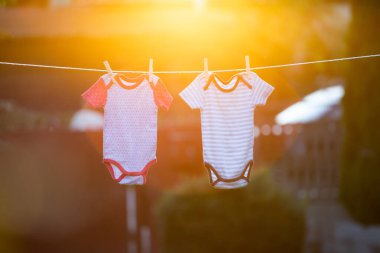 clothesline üzerinde asılı bebek giysileri.