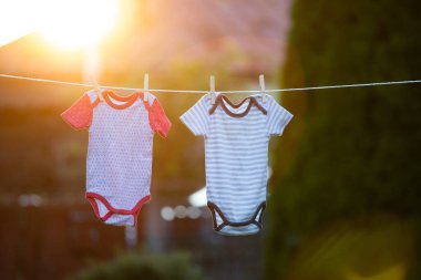 clothesline üzerinde asılı bebek giysileri.