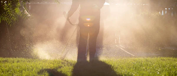 Falciare Erba Con Tosaerba Giardino Concetto Lavoro Sfondo — Foto Stock