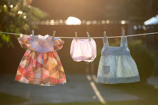 Μωρό Ρούχα Που Κρέμονται Στη Σκοινί Για Άπλωμα — Φωτογραφία Αρχείου