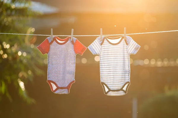 Clothesline Üzerinde Asılı Bebek Giysileri — Stok fotoğraf