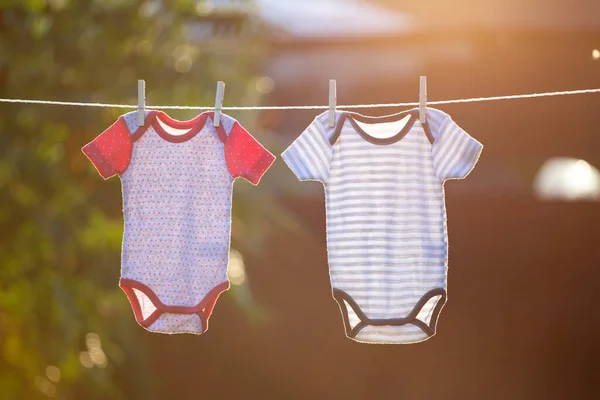 Clothesline Üzerinde Asılı Bebek Giysileri — Stok fotoğraf