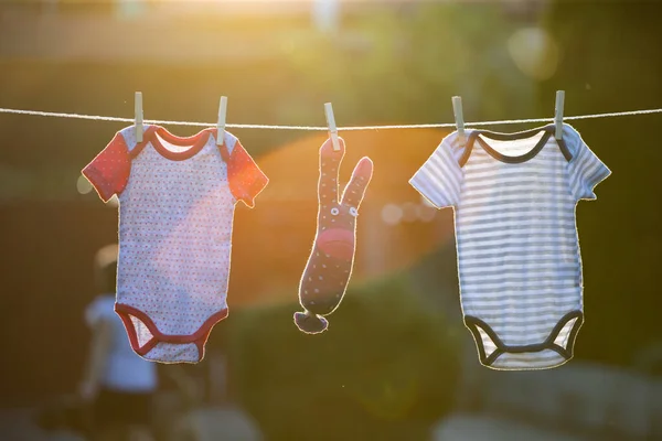 赤ちゃんの服は洗濯物に掛かっています — ストック写真