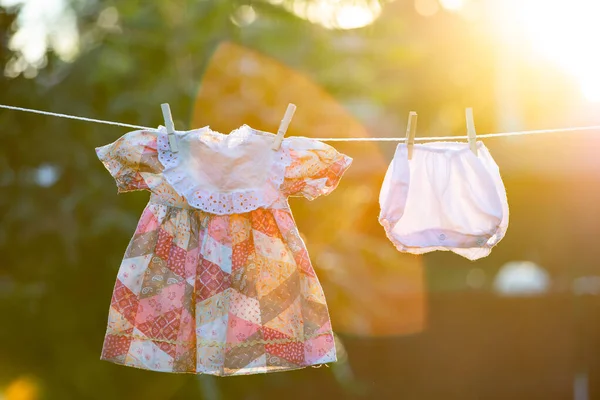 Clothesline Üzerinde Asılı Bebek Giysileri — Stok fotoğraf
