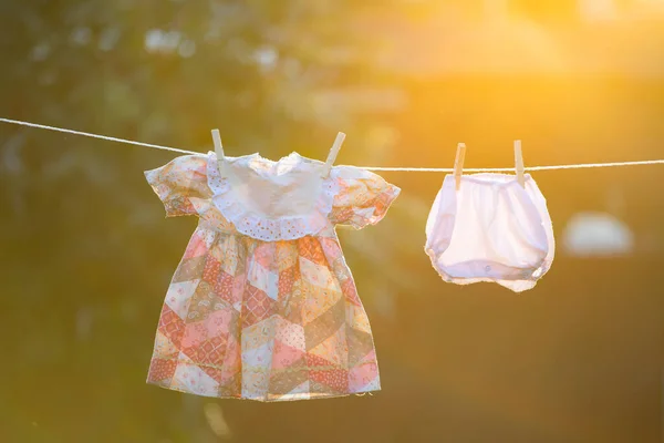 Clothesline Üzerinde Asılı Bebek Giysileri — Stok fotoğraf