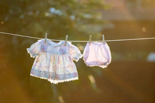 Babykleidung Hängt Der Wäscheleine — Stockfoto