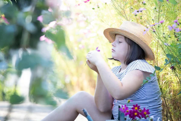 Niña Adorable Sentada Colorido Jardín Flores Disfrutando Luz Del Sol — Foto de Stock