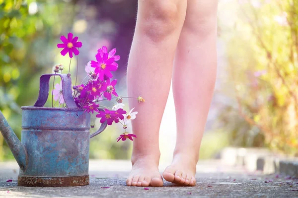 Petites Jambes Fille Arrosoir Dans Beau Jardin Fleuri Été Jardinage — Photo