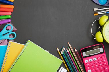 Eğitim, okul konseptine geri dönelim. Tahtada kopya alanı olan okul malzemeleri.