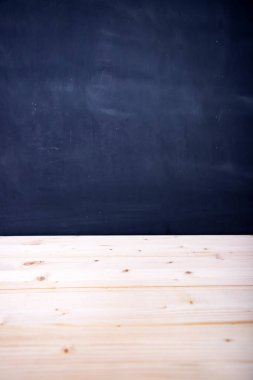 Tahta arka planlı tahta masa