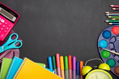 Eğitim, okul konseptine geri dönelim. Tahtada kopya alanı olan okul malzemeleri.