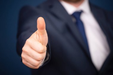 Pozitif iş adamı işaretini veriyor. 