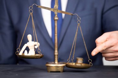 Kavramsal finansal ve ticari ölçek fotoğrafı, bir yanda insanlar, diğerinde para dengesi.