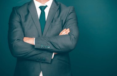 Kolları mavi arkaplanda fotokopi aletiyle çaprazlanmış iş adamı lideri.