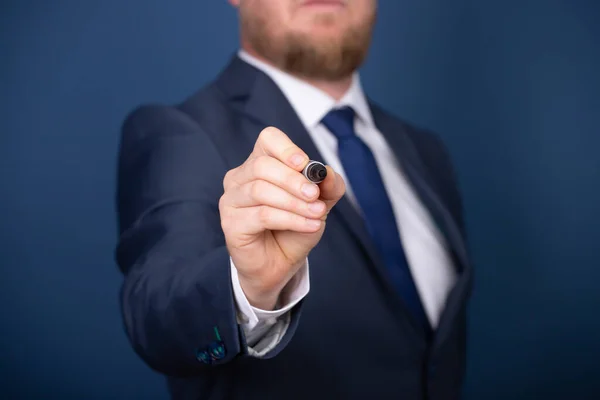 Geschäftsmann Schreibt Zeichnet Auf Dem Bildschirm Mit Kopierraum — Stockfoto