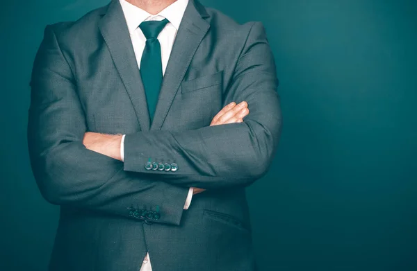 Zakenman Leider Met Armen Gekruist Blauwe Achtergrond Met Kopieerruimte — Stockfoto