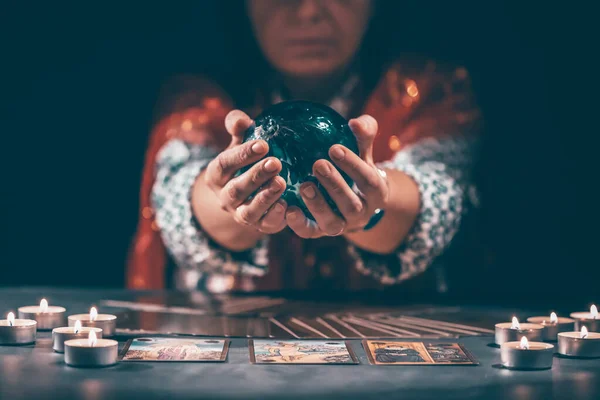 Falcı Elinde Mumların Yanındaki Masada Tarot Kartlarıyla Tarot Kartları Kristal — Stok fotoğraf