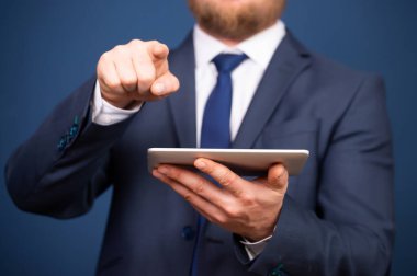 İşadamı dijital tableti üzerinde çalışıyor. Ağ kurma ya da sosyal bağlantı kavramı. Küresel iş ağı.