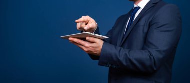 İşadamı dijital tableti üzerinde çalışıyor. Ağ kurma ya da sosyal bağlantı kavramı. Küresel iş ağı.