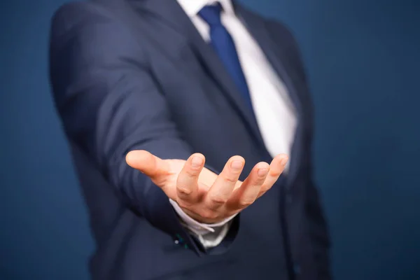 Zakenman Pak Met Iets Denkbeeldigs Handpalmen Bedrijfs Advertentieconcept — Stockfoto