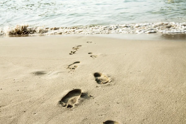 Voetstappen in het zand — Stockfoto