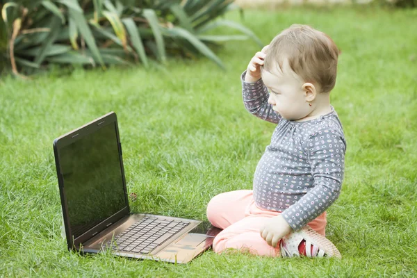 Carino bambino ragazza utilizzando un computer portatile — Foto Stock