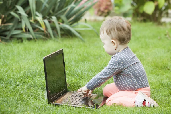 Carino bambino ragazza utilizzando un computer portatile — Foto Stock