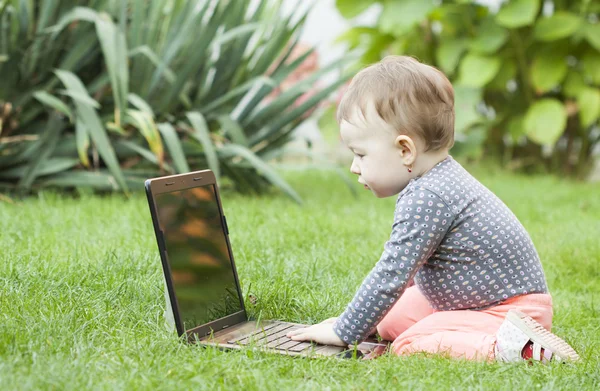 Carino bambino ragazza utilizzando un computer portatile — Foto Stock