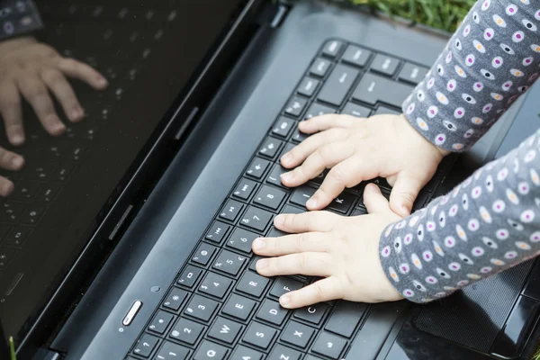 Kinderhände am Laptop — Stockfoto