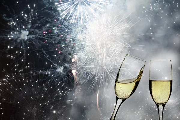 Copos com champanhe contra fogos de artifício — Fotografia de Stock
